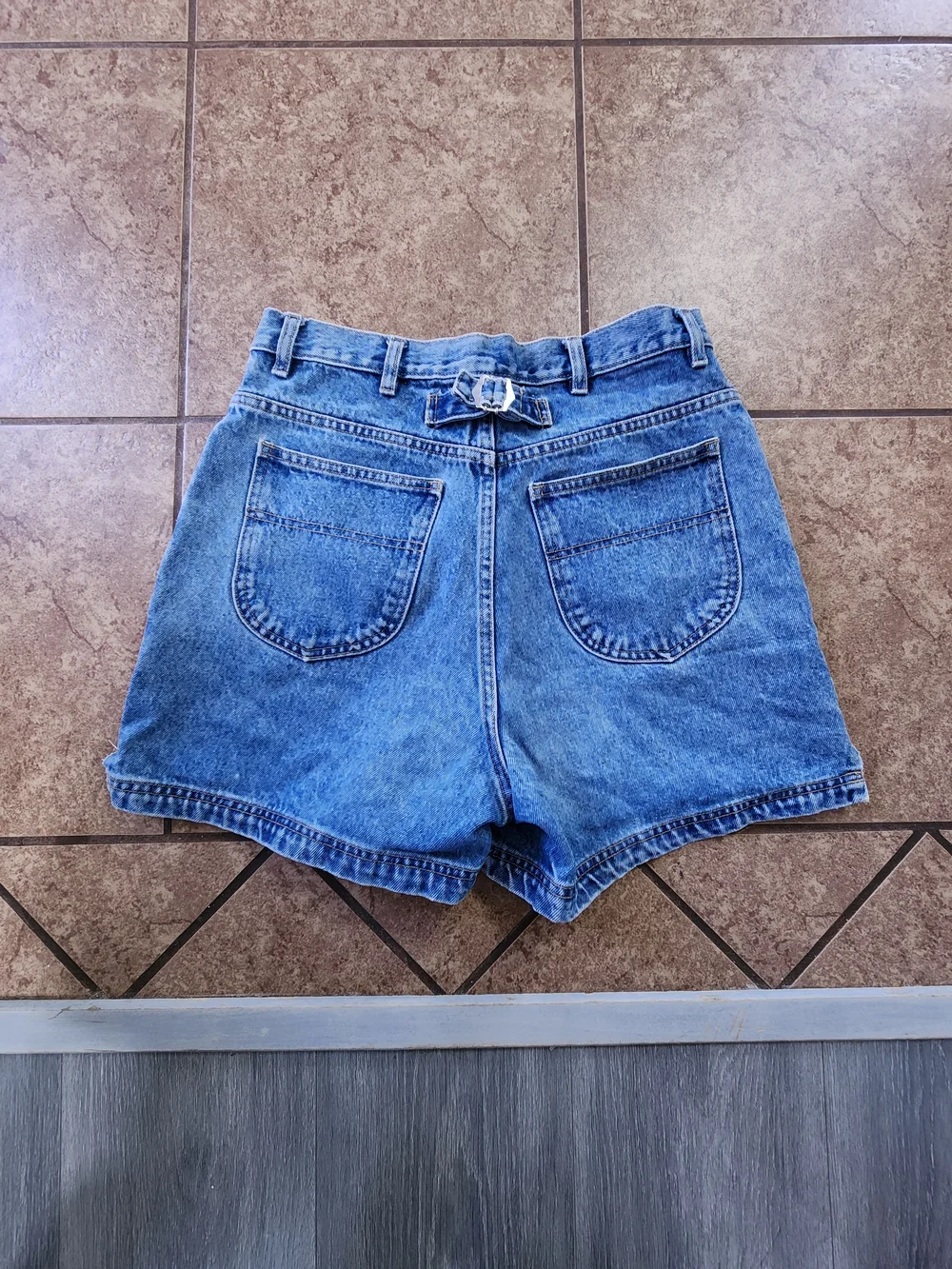SOLD Vintage 90s Honors High Waisted Denim Mom Shorts - Cinch Back Buckle - Picture 2 of 3